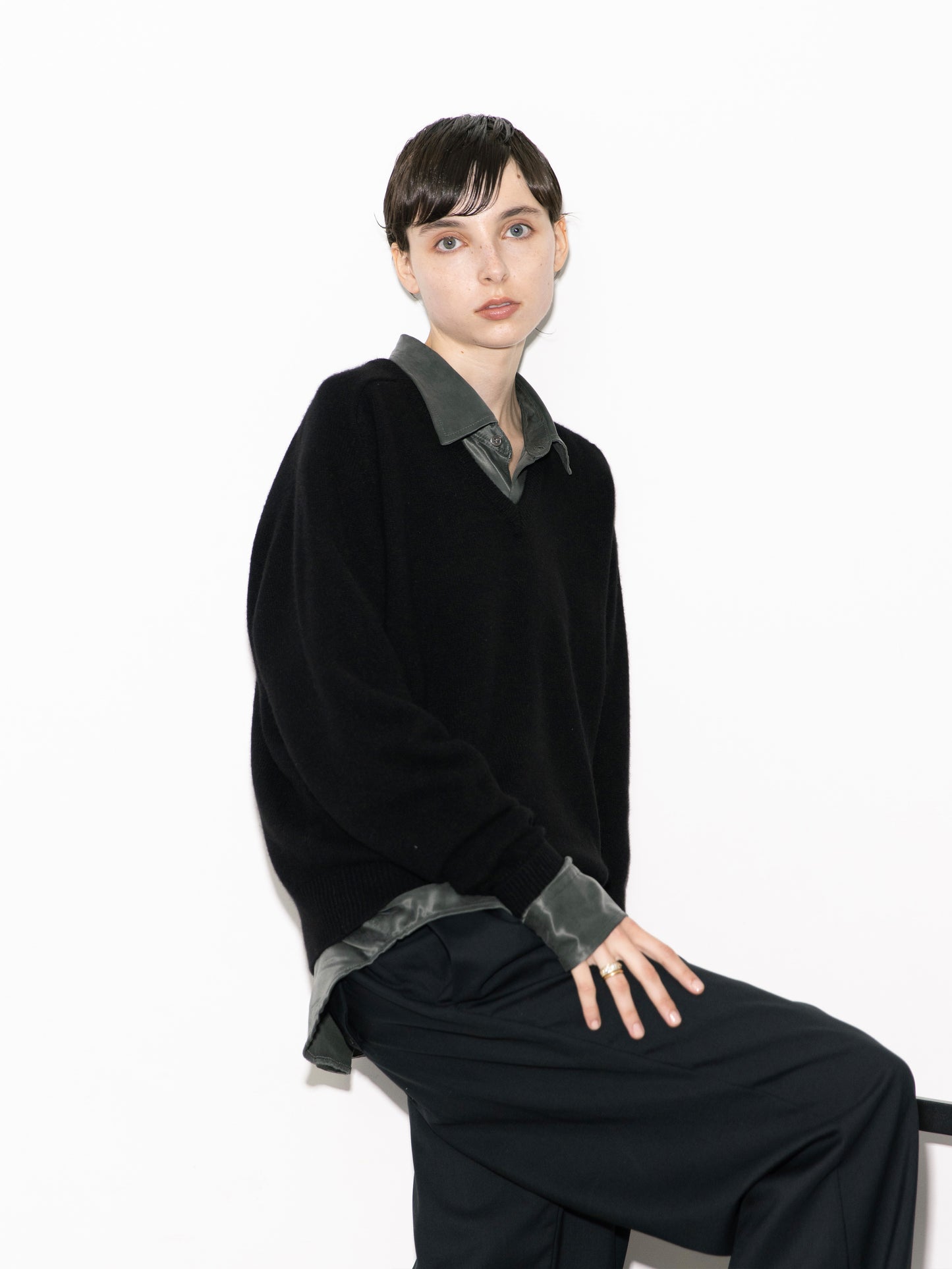 AUTHENTIC CASHMERE V-NECK KNIT / BLACK