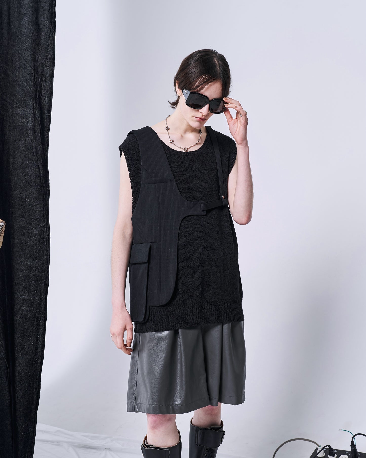 ONE SHOULDER HARNESS VEST (STRIPED)